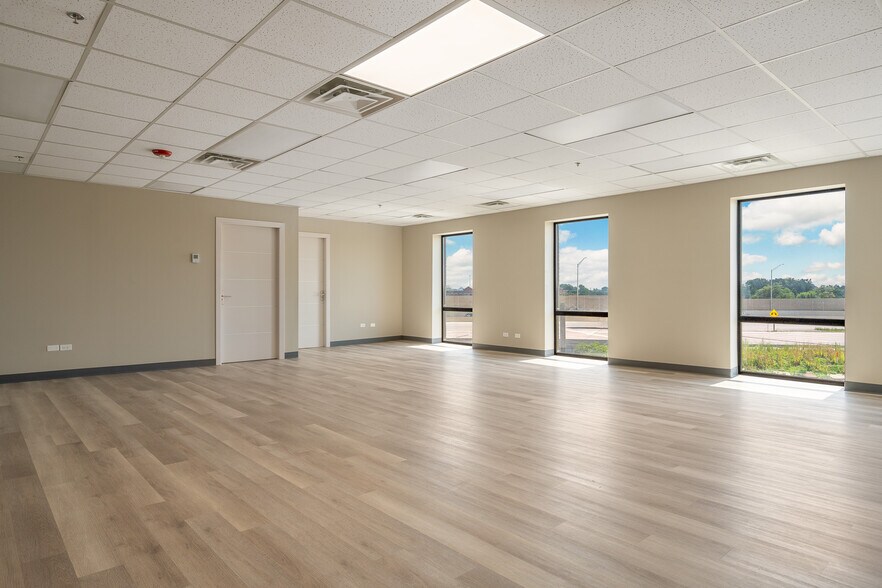 More Photos Of 9950 Lawrence Ave, Schiller Park Office For Lease