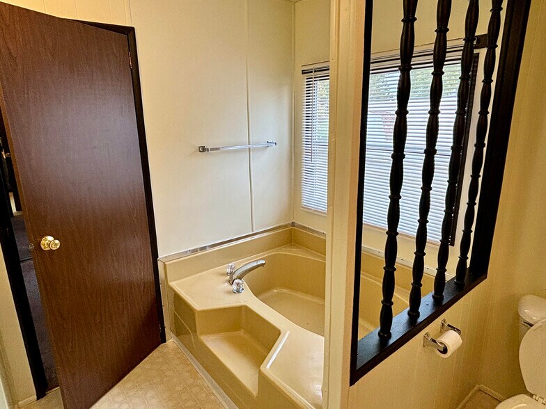 More Photos Of 521 S Emmett St, Virden Manufactured Housing Mobile Home Park For Sale