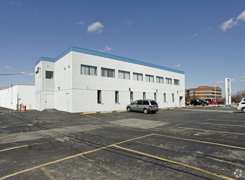 More Photos Of 737-739 N Mayfair Rd, Milwaukee Office For Sale