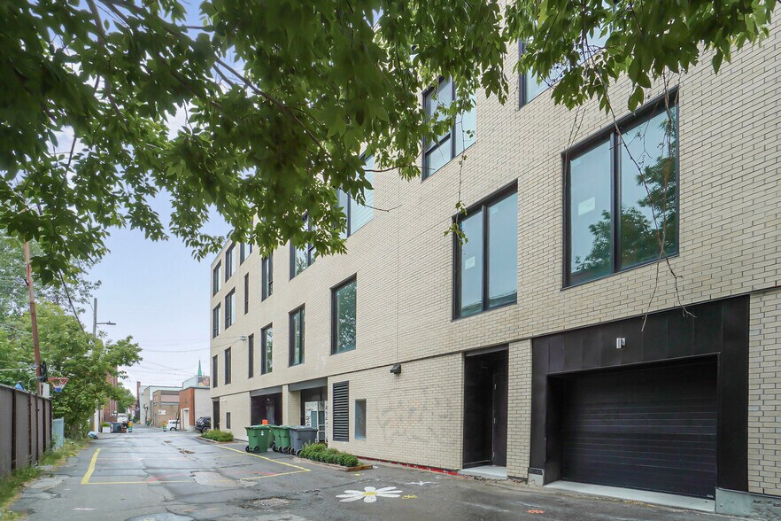 More Photos Of 7472-7480 Rue Saint-Hubert, Montréal Storefront Retail Office For Lease