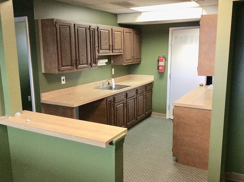 More Photos Of 25400-25430 Goddard Rd, Taylor Medical For Sale