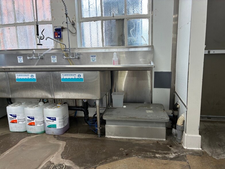 More Photos Of 5158 Hollywood Blvd, Los Angeles Storefront For Lease