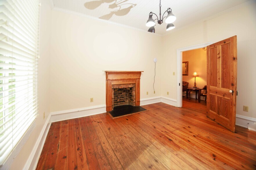 More Photos Of 106 N Alexander Ave, Washington Office For Sale