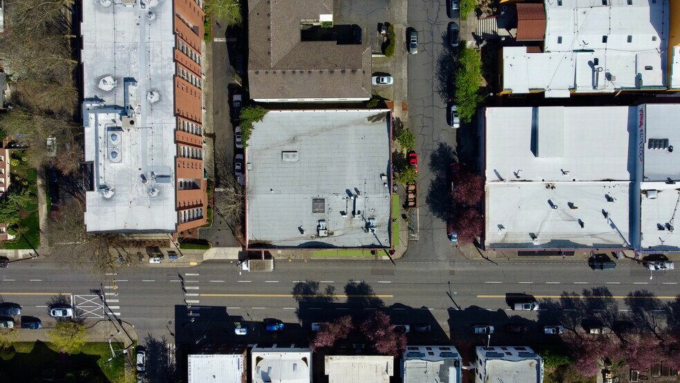 More Photos Of 1621-1637 SE Hawthorne Blvd, Portland Storefront For Sale