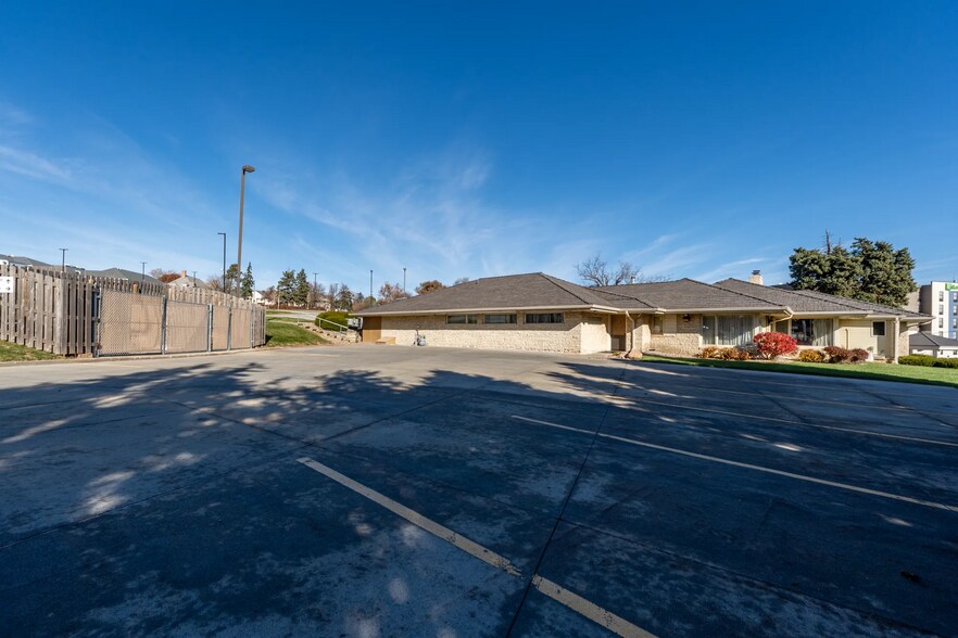 More Photos Of 8900 W Dodge Rd, Omaha Medical For Lease