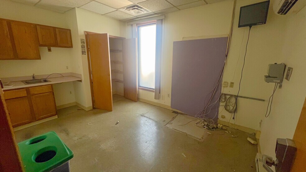 More Photos Of 340 S White Horse Pike, Berlin Bank For Lease