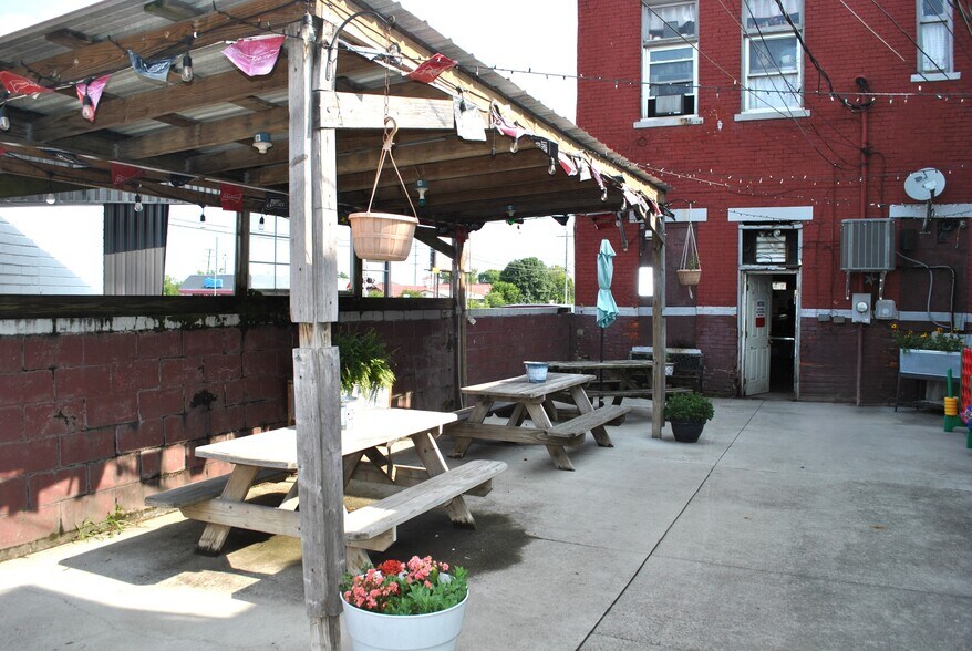 More Photos Of 209 W Main St, Circleville Storefront For Sale