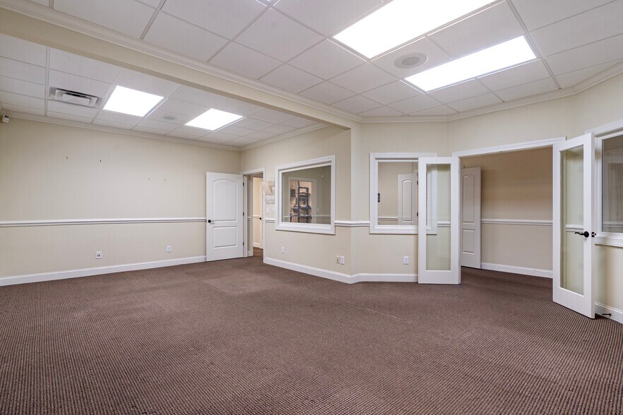More Photos Of 1905 Woodstock Rd, Roswell Office For Sale