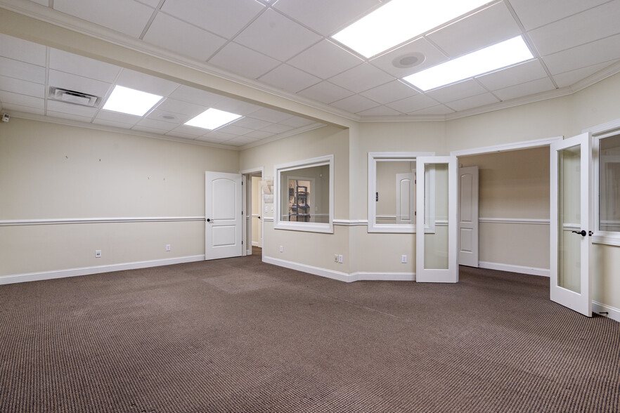 More Photos Of 1905 Woodstock Rd, Roswell Office For Sale