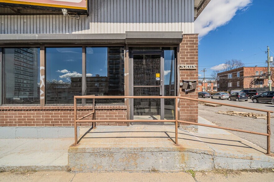 More Photos Of 5805 Boul Décarie, Montréal General Retail For Lease