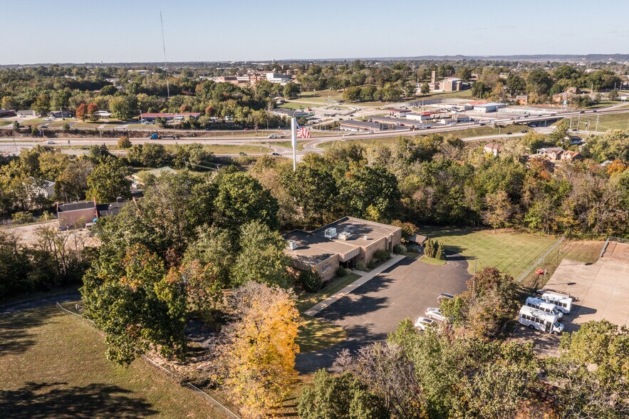 More Photos Of 1423 Randy Ln, Jefferson City Office For Sale