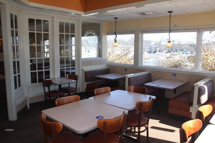 More Photos Of 10910 New Halls Ferry Rd, Saint Louis Restaurant For Lease