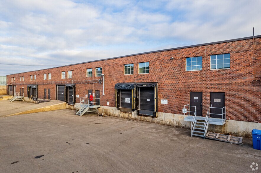 More Photos Of 8459-8497 Ch Dalton, Mont-Royal Flex For Lease