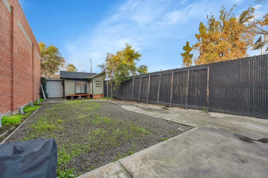 More Photos Of 2428 San Benito St, Fresno Showroom For Sale