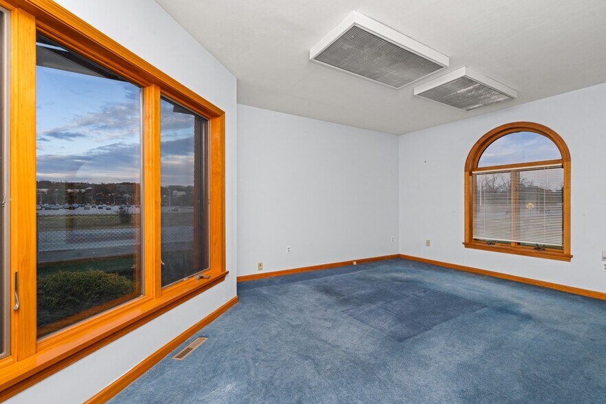More Photos Of 1481 Pleasant Valley Dr, Manchester Office For Lease
