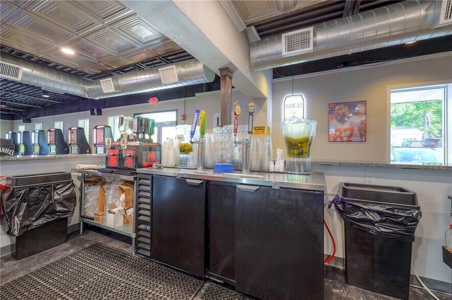 More Photos Of 4545 N Brighton Ave, Kansas City Bar For Sale