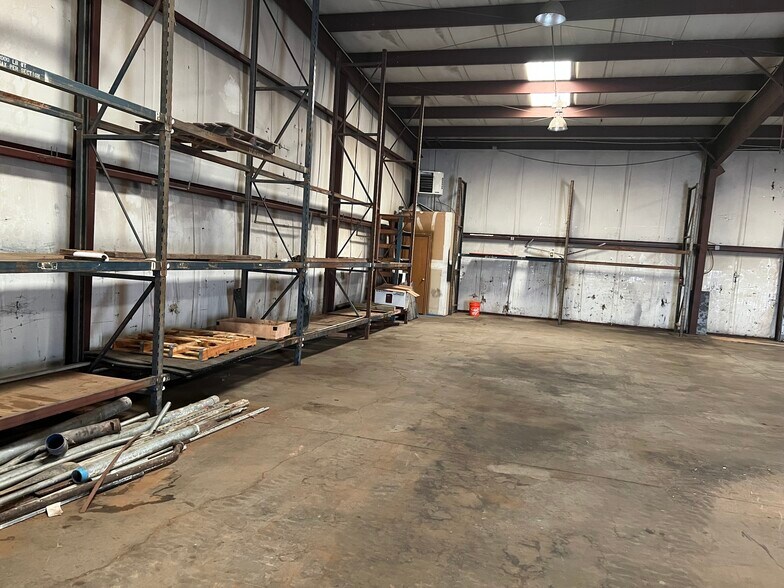 More Photos Of 660 W SW 59th St, Mustang Warehouse For Lease