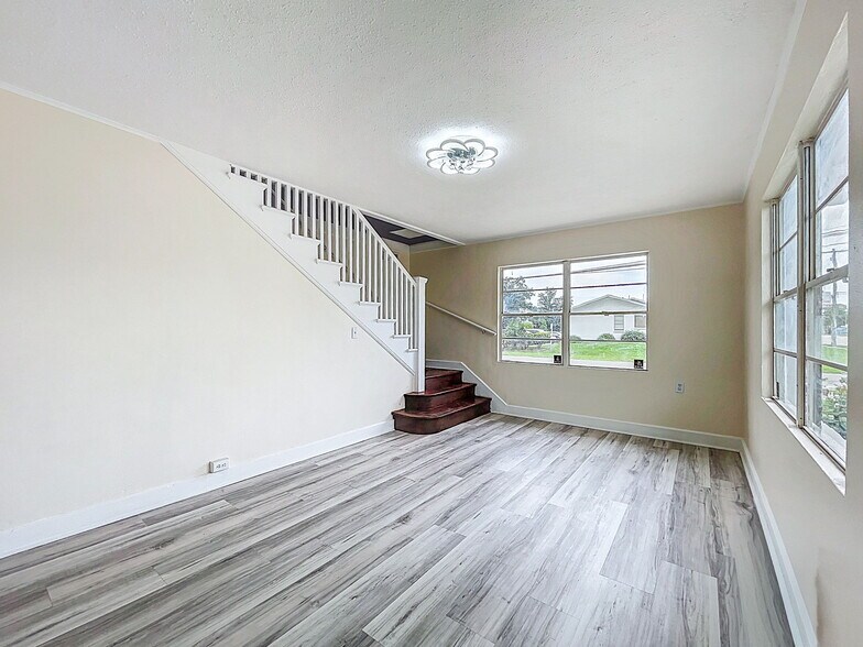 More Photos Of 301 N US Highway 41, Ruskin Office Residential For Lease