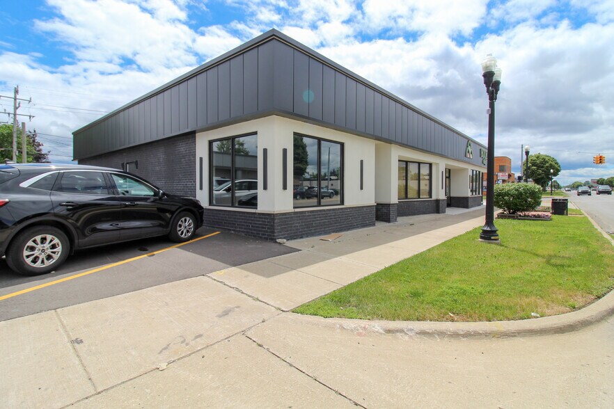 More Photos Of 24431-24435 W Warren St, Dearborn Heights Freestanding For Lease