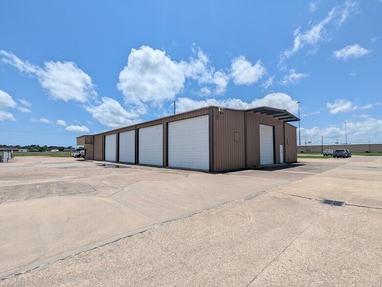 More Photos Of 2440 W Cardinal Dr, Beaumont Warehouse For Lease