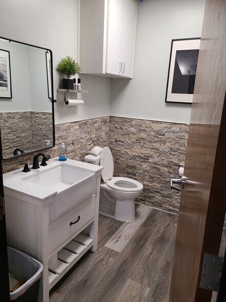 More Photos Of 2830-2840 Market Loop, Southlake Showroom For Lease