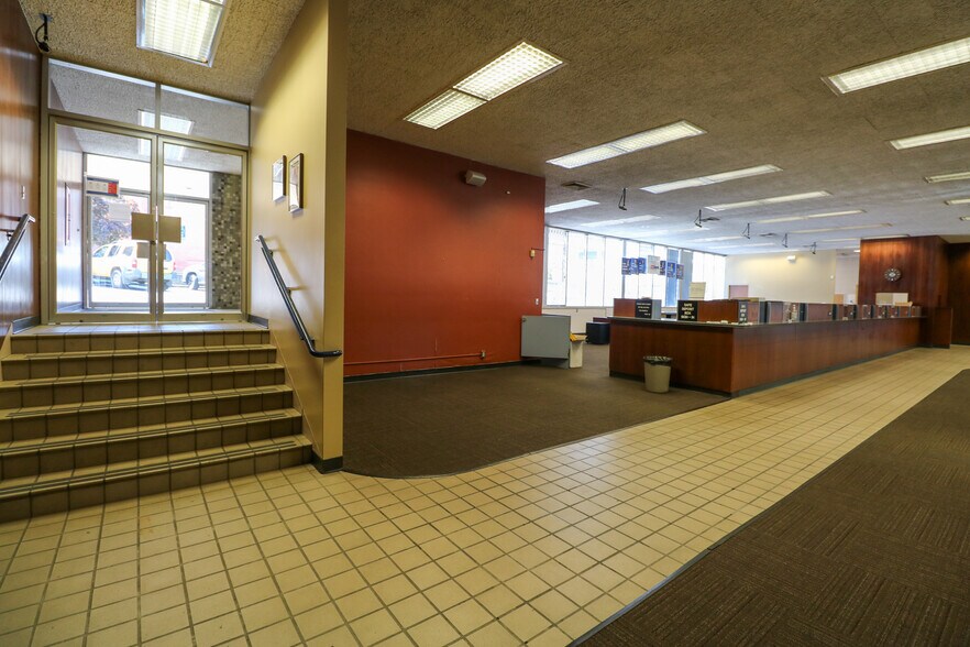 More Photos Of 619 SE Main St, Roseburg Bank For Lease