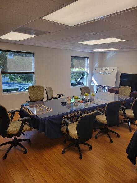 More Photos Of 4627 Arnold Ave, Naples Light Manufacturing For Lease