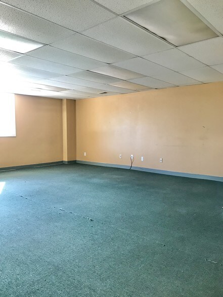 More Photos Of 3400 NW Vivion Rd, Riverside Office Residential For Lease