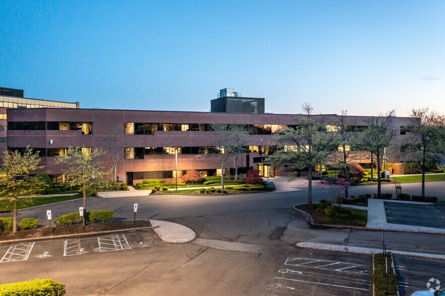 More Photos Of 2045 Lincoln Hwy, Edison Office For Lease