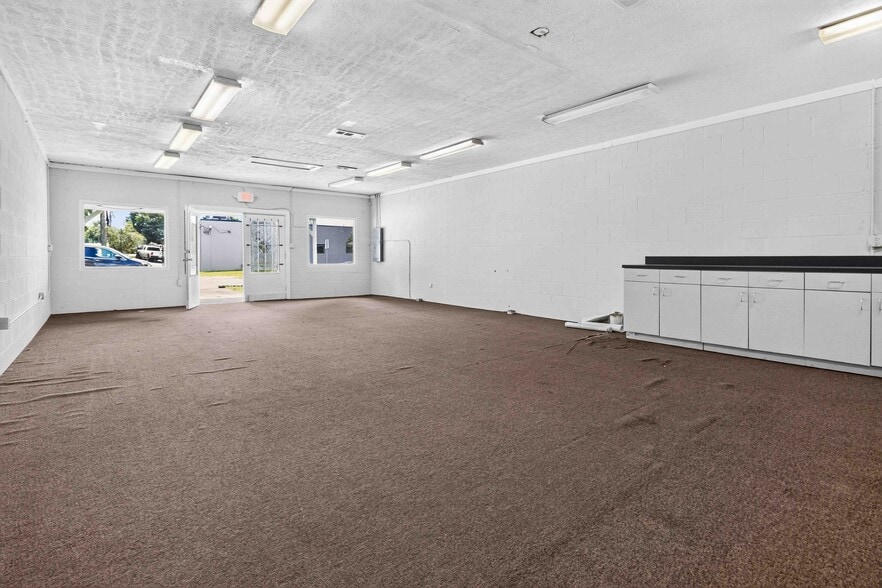 More Photos Of 633 NE Lawrence St, Marietta Office For Sale