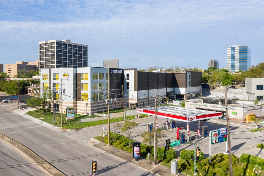 More Photos Of 7557 Greenville Ave, Dallas Self Storage For Lease