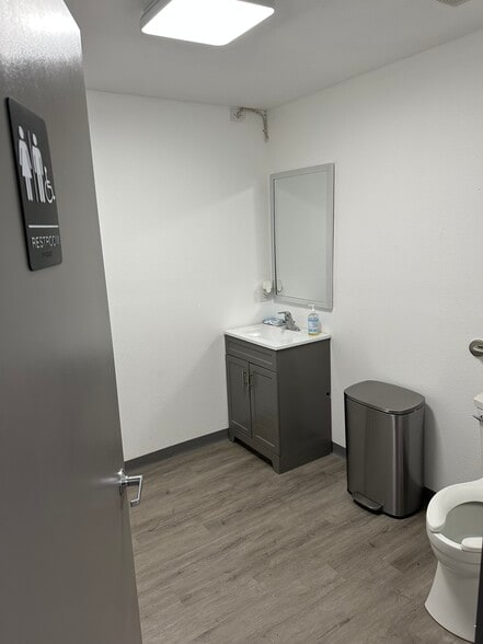 More Photos Of 1704 West Ave, San Antonio Auto Repair For Sale