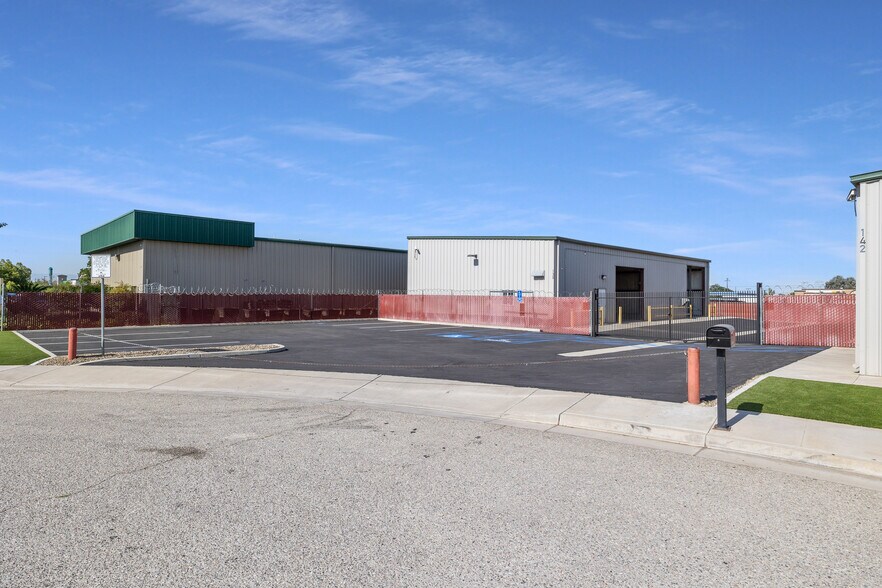 More Photos Of 138 Coremark Ct, Bakersfield Service For Lease