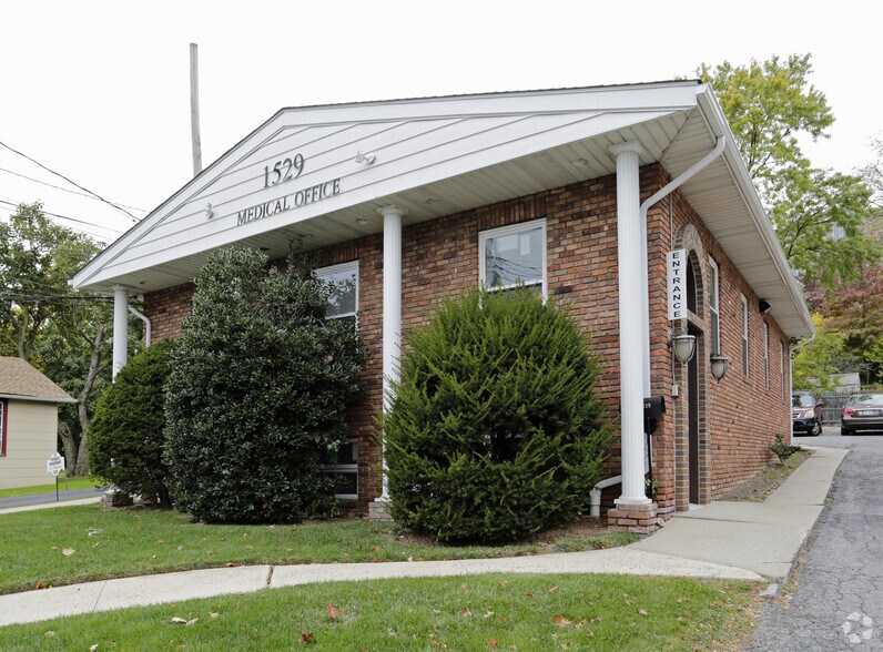 More Photos Of 1529 Richmond Rd, Staten Island Office For Sale