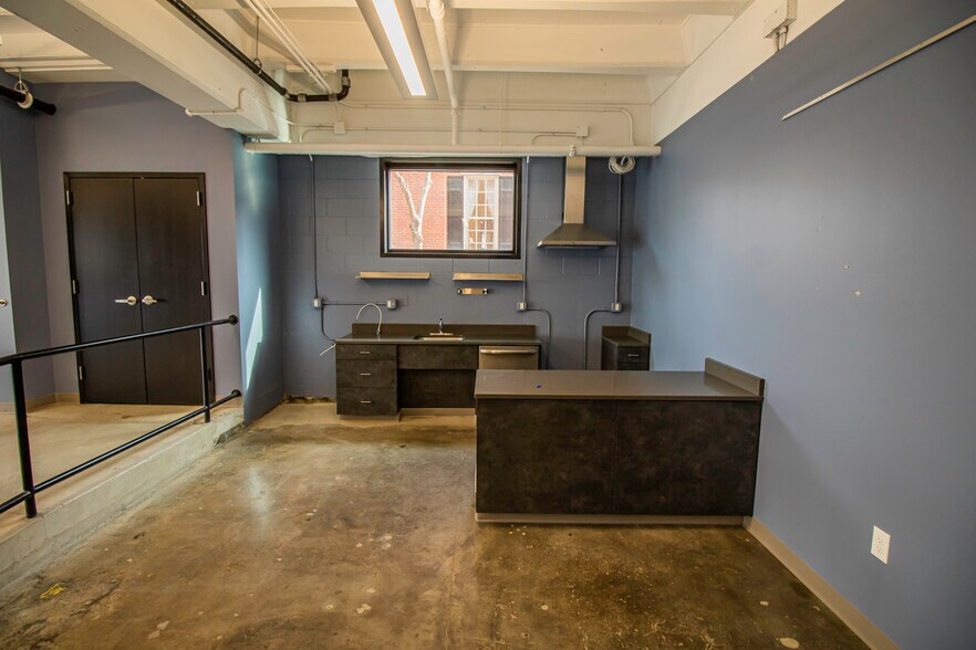 More Photos Of 615 Ferry St, Lafayette Office Residential For Lease
