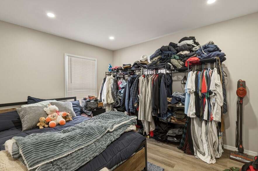 More Photos Of 150 N Delaware Ave, Lindenhurst Storefront Retail Residential For Sale