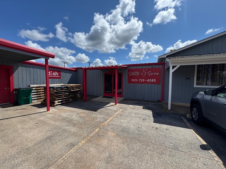 More Photos Of 706 N Perry St, Palestine General Retail For Sale
