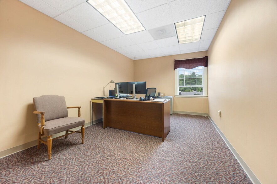 More Photos Of 828 Lynn Fells Pky, Melrose Office For Lease