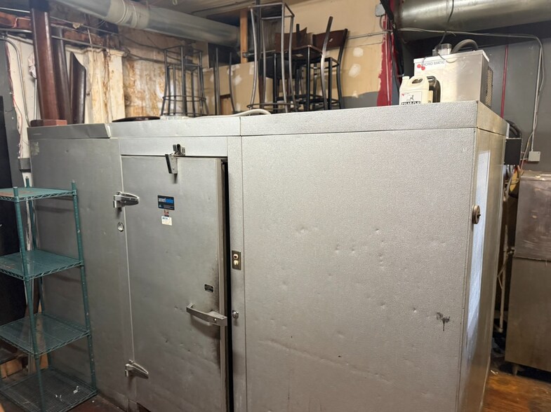 More Photos Of 312 South Ave, Springfield Bar For Lease