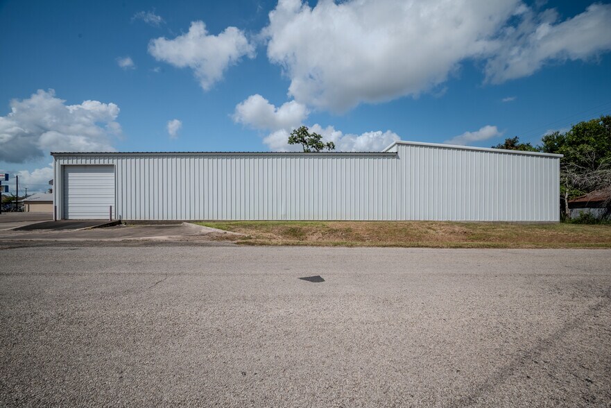 More Photos Of 619 E Jackson St, El Campo Warehouse For Lease