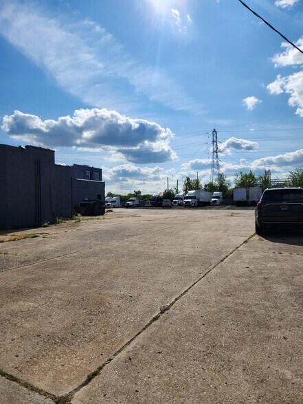 More Photos Of 13507 Auburn St, Detroit Truck Terminal For Lease