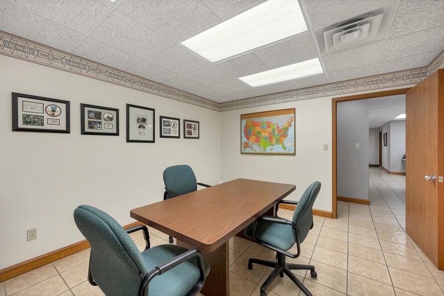More Photos Of 1725 Suburban Dr, De Pere Manufacturing For Sale