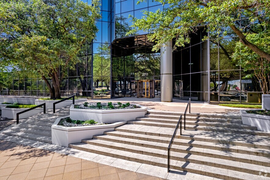 More Photos Of 2711 Lyndon B Johnson Fwy, Dallas Office For Lease
