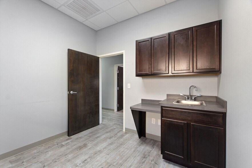 More Photos Of 105 Park Place Blvd, Davenport Medical For Sale