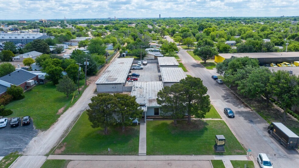 More Photos Of 209 S Pioneer Dr, Abilene Flex For Lease