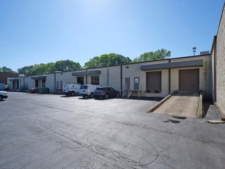 More Photos Of 5923 Peachtree Industrial Blvd, Peachtree Corners Light Distribution For Lease