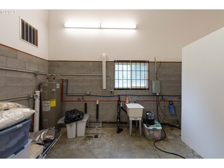 More Photos Of 94755 Quiet Valley Ln, Myrtle Point Warehouse For Lease