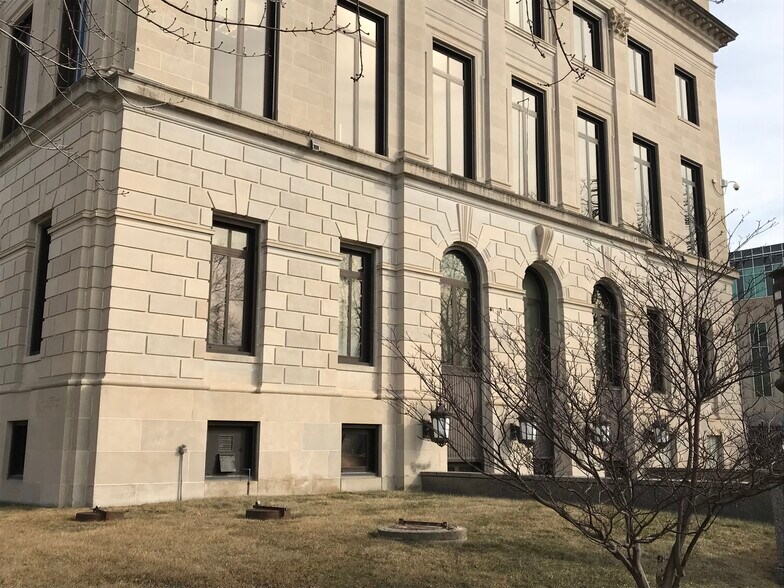 More Photos Of 123 E Walnut St, Des Moines Office For Sale