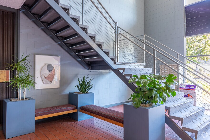 More Photos Of 11526 Sorrento Valley Rd, San Diego Research And Development For Lease
