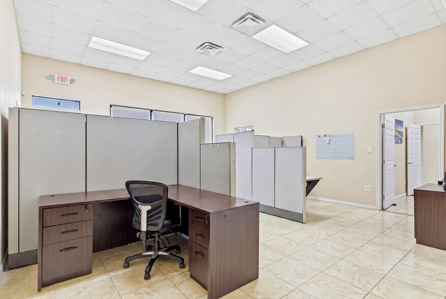 More Photos Of 1010 NE 9th St, Cape Coral Office For Sale